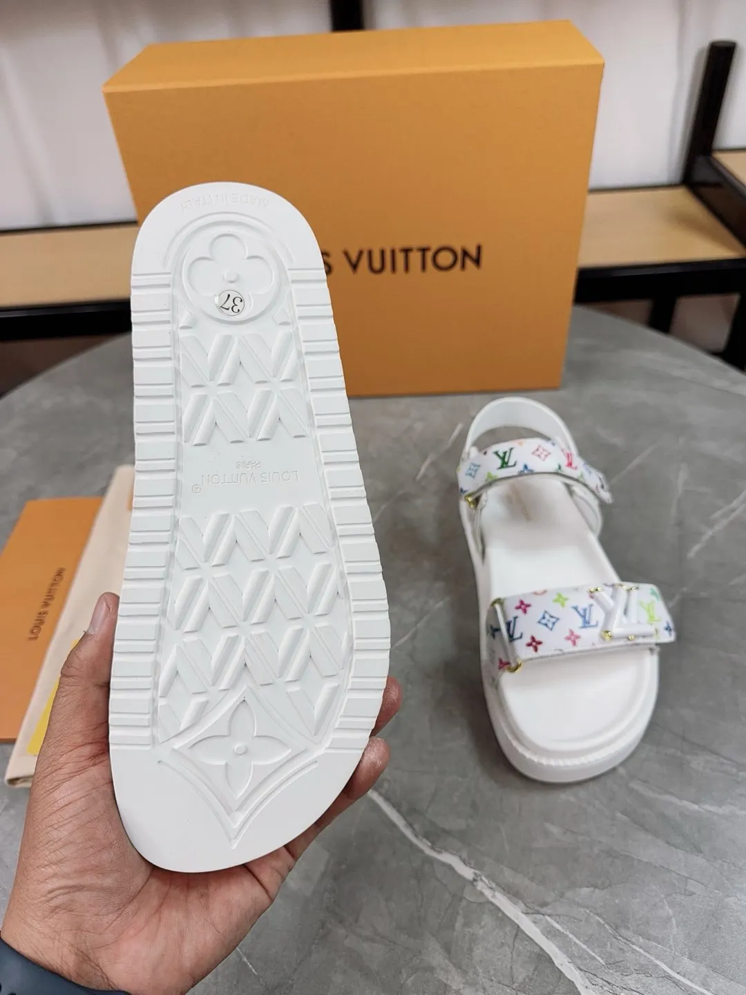 👟👟Ex-factory price 460👟👟 🌈LV | Louis Vuitton 🧡💚2025 spring and summer new style top version‼ ️The original version is the same. The counter focuses on the latest new beach shoes. Hard goods are new🆕 ❥Purchase level! Full of high-end feel! A popular model among bloggers at home and abroad, it’s retro and fashionable and looks amazing on your feet! Mainly recommended model on the official website★ ━━━━━ ЅᏇєєt ━━━━━ ▪️Upper: original customized leather ▪️Inner lining: cow lining ▪️Outsole: rubber PU combination high-end outsole ▪️Shoe size: 35-45 (35-45 customized